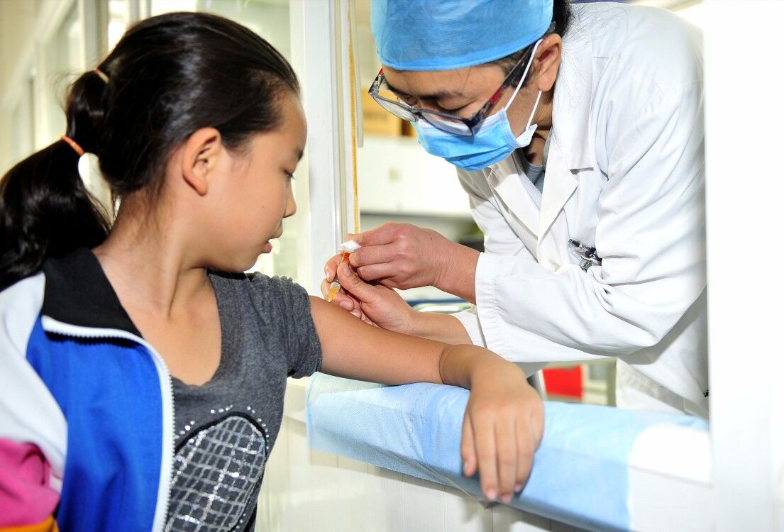 江苏百名婴幼儿接种过期疫苗 3人被免职5人被立案调查！