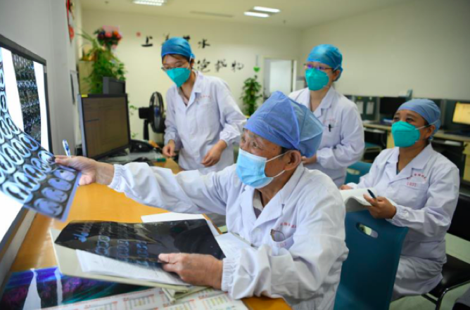 武汉感染新冠的82岁医生出诊了：总是把听诊器捂热，再放病人身上