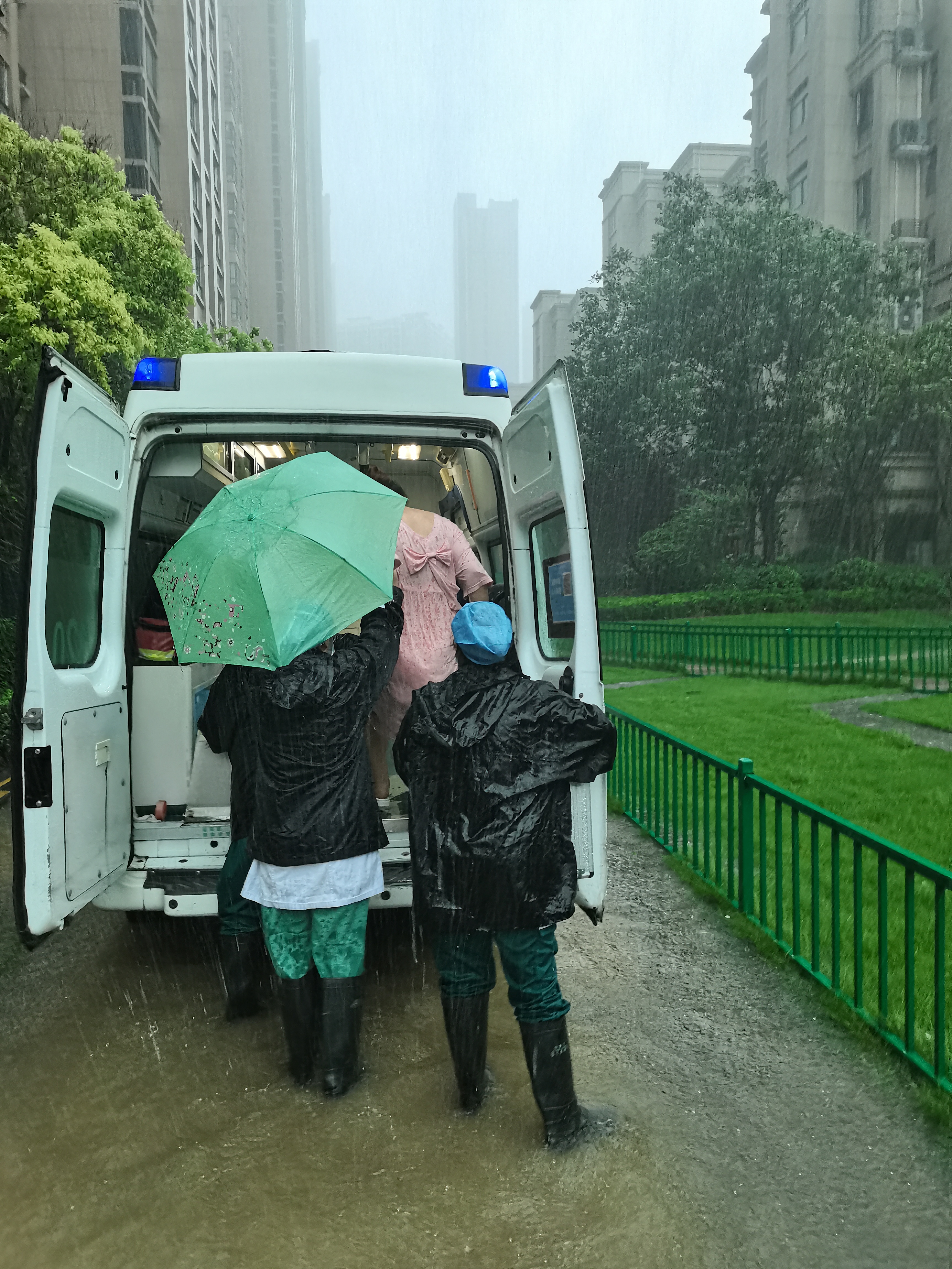 在千年一遇的大雨中出生，郑州临盆产妇平安生产