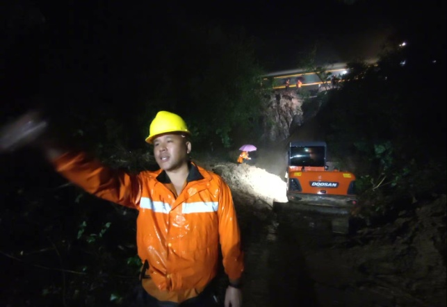 河南暴雨受困亲历者：“妈妈，我可能回不去了。”