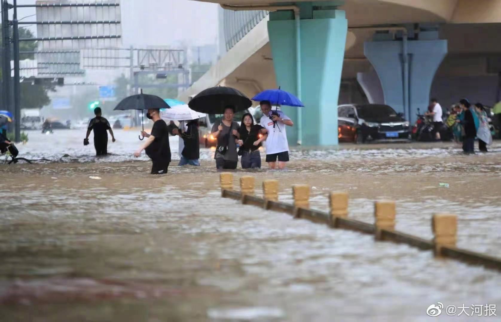 郑州暴雨三十余人被困房顶一夜 现已获救转移_凤凰网视频_凤凰网