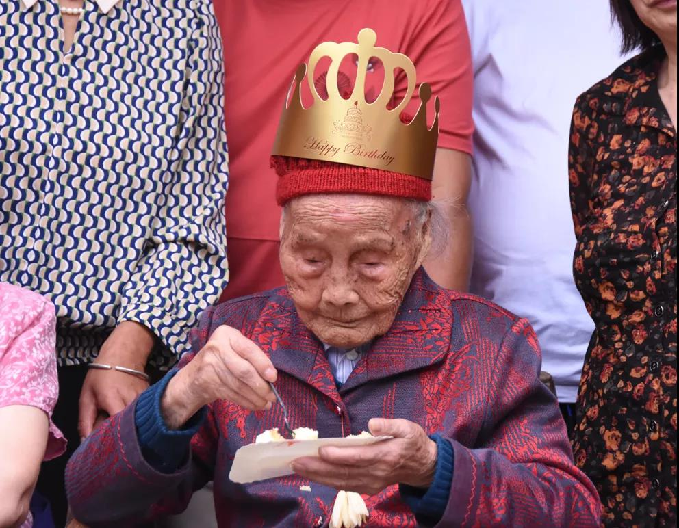 首页 新闻 > 正文朱郑氏老人吃生日蛋糕 受访者供图"早上10点,社区就