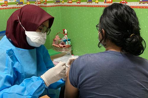 沃森生物新冠病毒mRNA疫苗在印尼完成III期临床首例接种