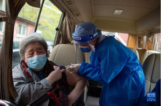 北京：流动疫苗接种车方便老人接种疫苗