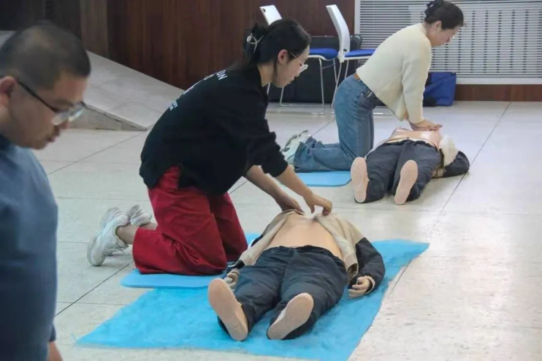 中国红十字基金会向吉林大学捐赠应急救护一体机