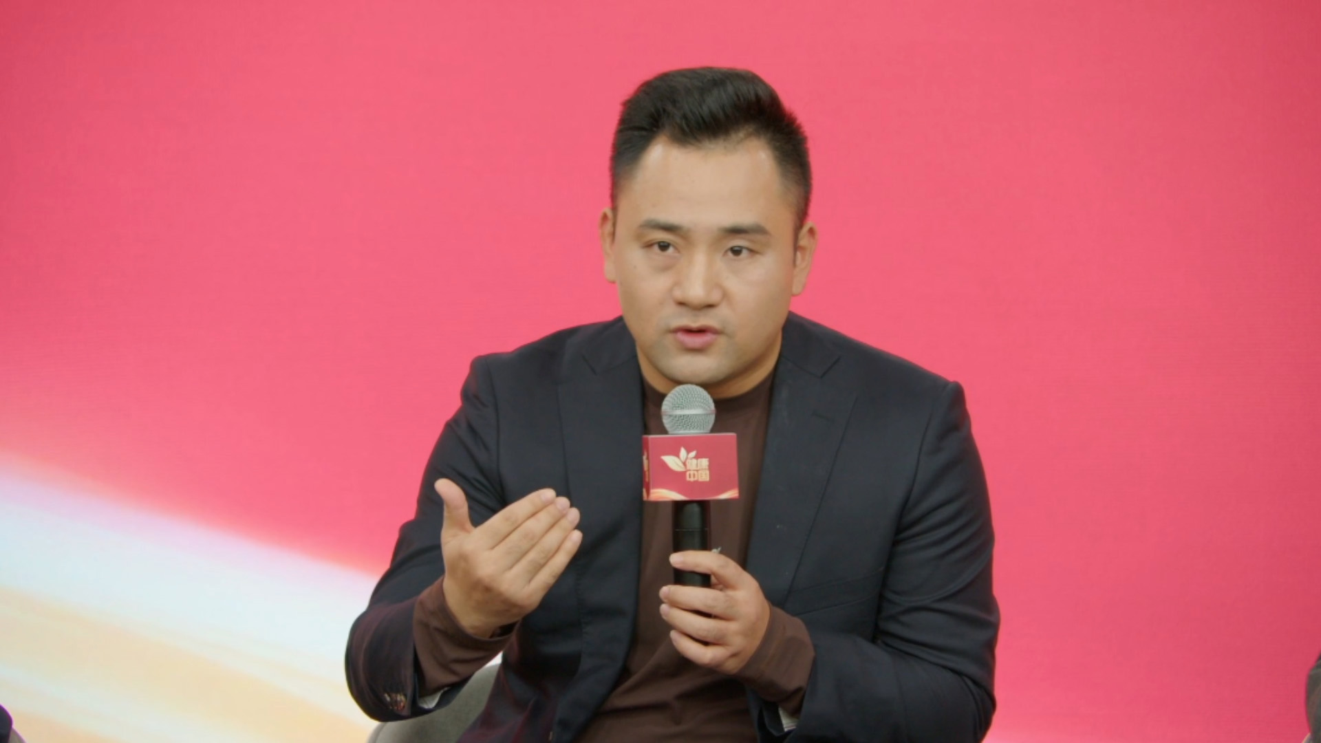 脖挂式助听器解决传统佩戴难题