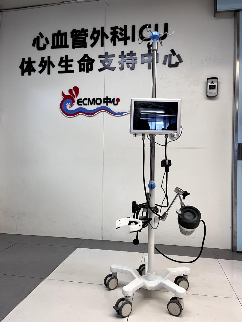 首款国产ecmo临床应用破百天被救治患者感恩送锦旗